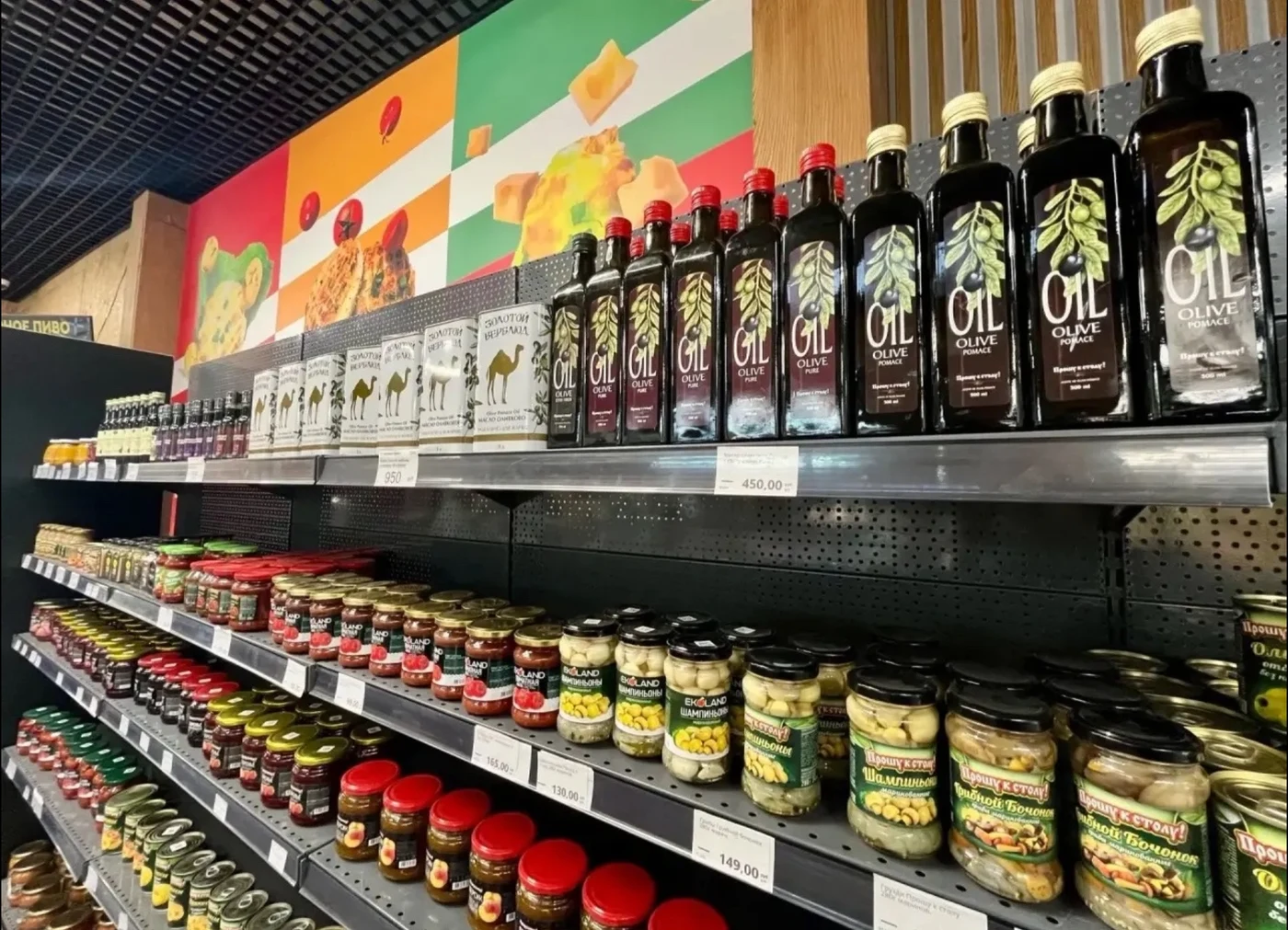 Торговый зал сети «Мясорубка»: полки с продукцией